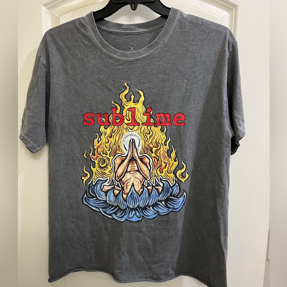 Sublime men’s vintage tee in good pre owned condition.Size L smoke free home.